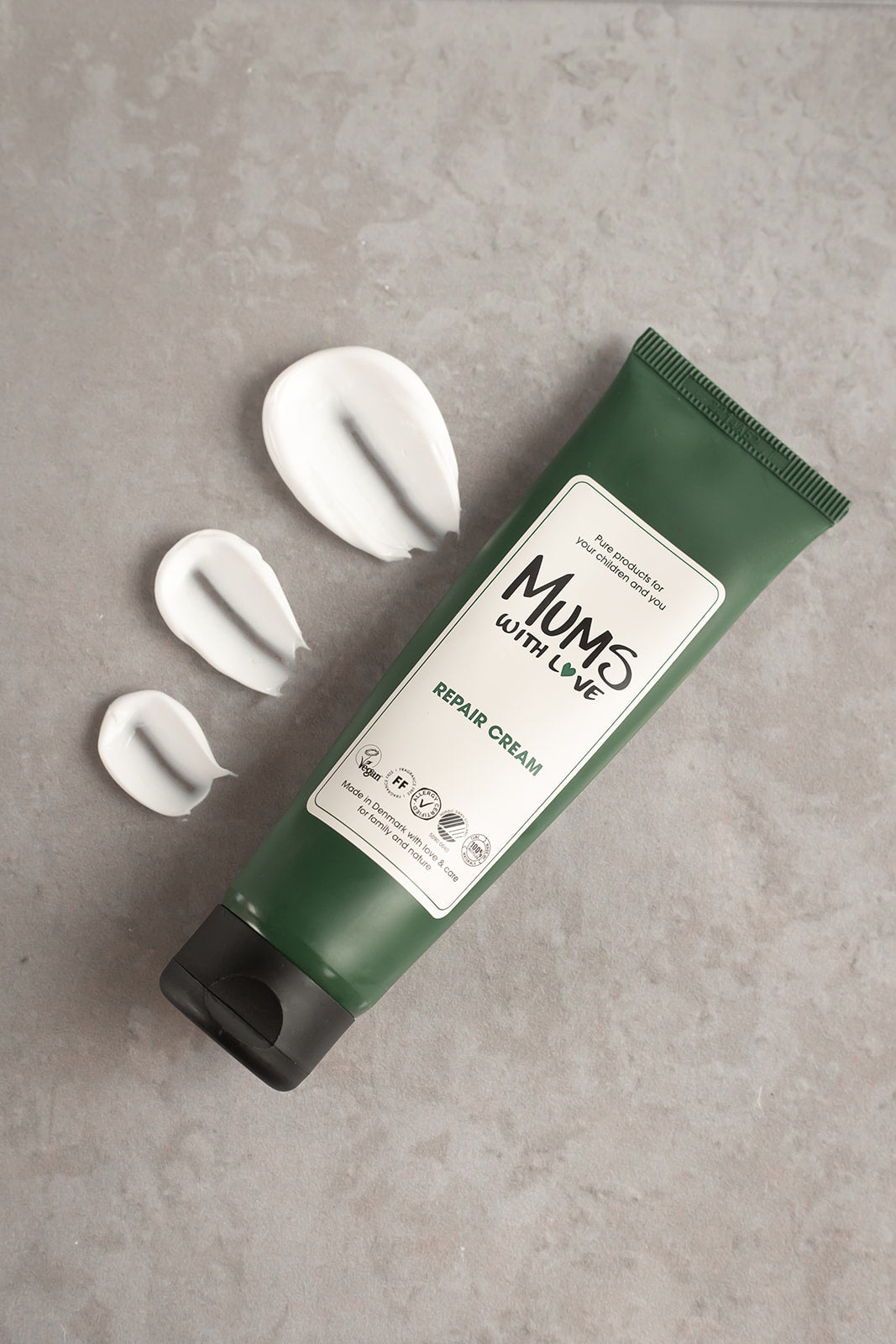 Certified, vegan and fragrance free Repair Cream from MUMS WITH LOVE. Samples of the cream is smeared out on the side of the sustainable tube.